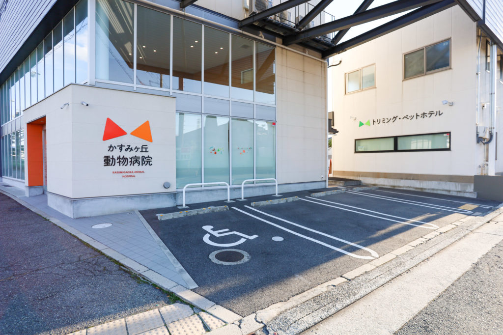 病院横に3台駐車可能